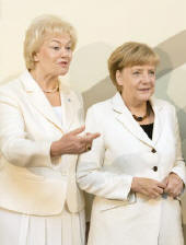 Tag der Heimat: Erika Steinbach, Angela Merkel: Ehrung fr die Kanzlerin Foto: dpa